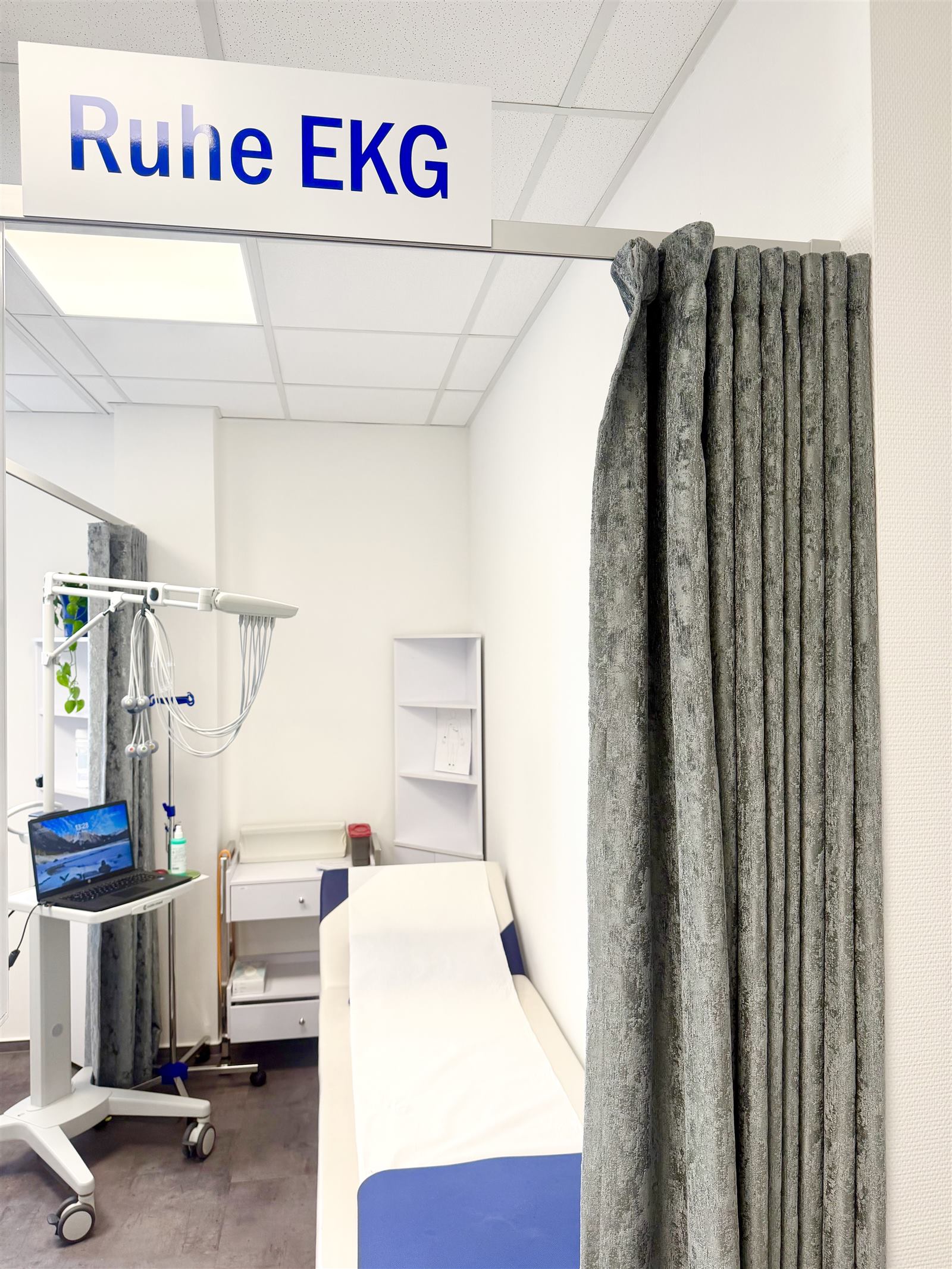 Raum für Ruhe-EKG mit Liege