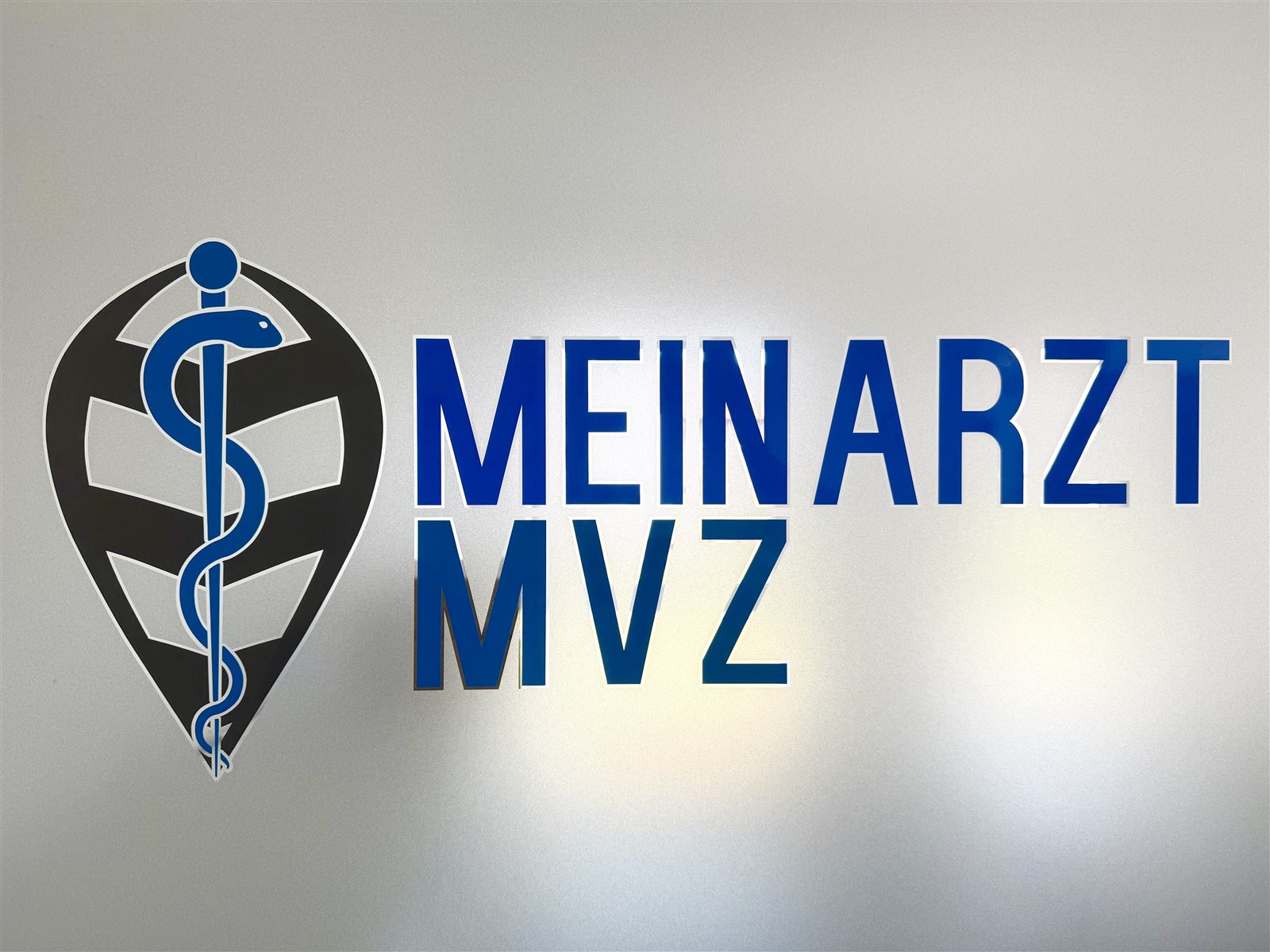 Mein-Arzt-MVZ-Logo an der Wand