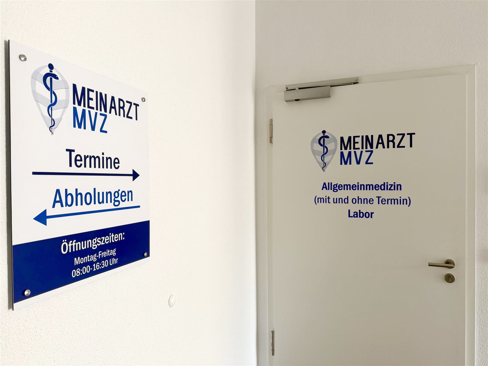 Wegweiser zu Terminen und Abholungen und Tür zur Allgemeinmedizin