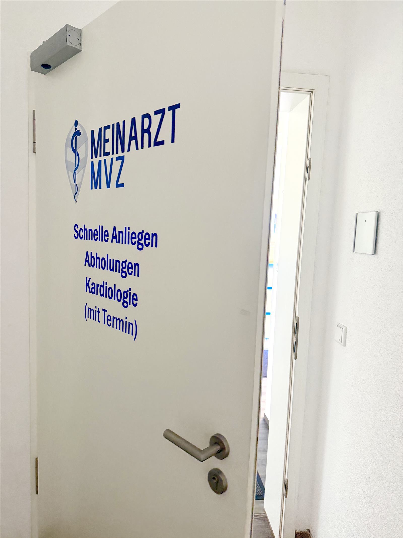 Tür mit Beschriftung Schnelle Anliegen, Abholungen, Kardiologie (mit Termin)