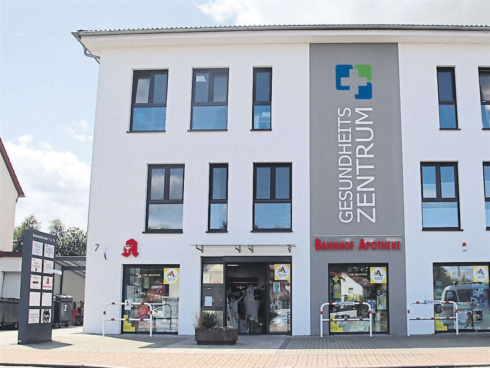 Gebäude des Gesundheitszentrums in der Bahnhofstraße 7 mit Bahnhof-Apotheke